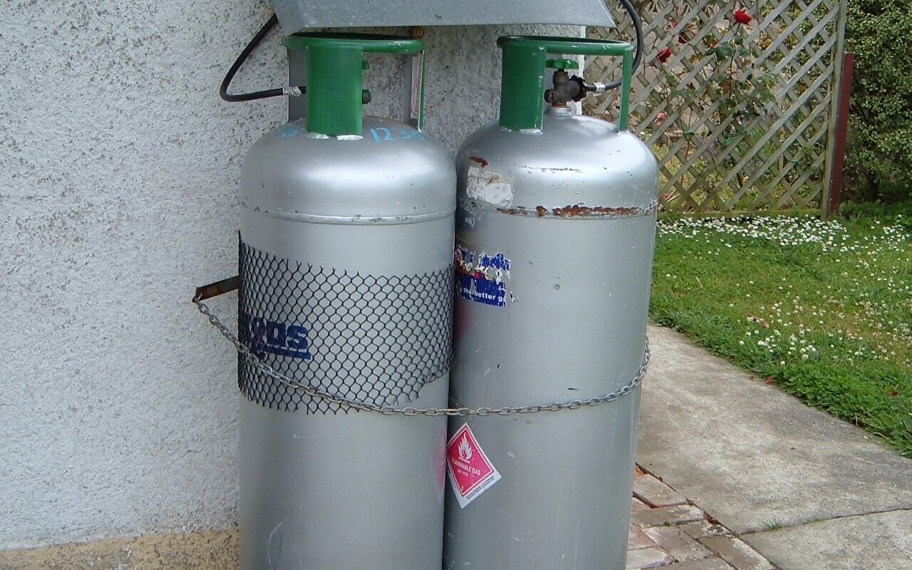 कमर्शियल LPG सिलेंडर के दामों में कटौती: क्या बदलेगा व्यापार और आम उपभोक्ता पर असर?
