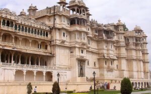 जयपुर: ठेका नर्सिंग कर्मचारियों ने पानी की ऊँची टंकी पर चढ़कर आत्मदाह की चेतावनी दी
