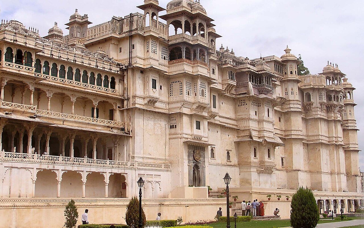 जयपुर: ठेका नर्सिंग कर्मचारियों ने पानी की ऊँची टंकी पर चढ़कर आत्मदाह की चेतावनी दी
