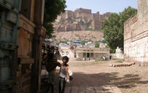 बीकानेर में स्वतंत्रता दिवस की तैयारियाँ जोरशोर से जारी, तिरंगा और सजावटी सामान बनाने में कारीगर व्यस्त